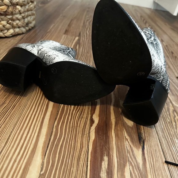 Faux snakeskin booties with Low heel. - Picture 2 of 2